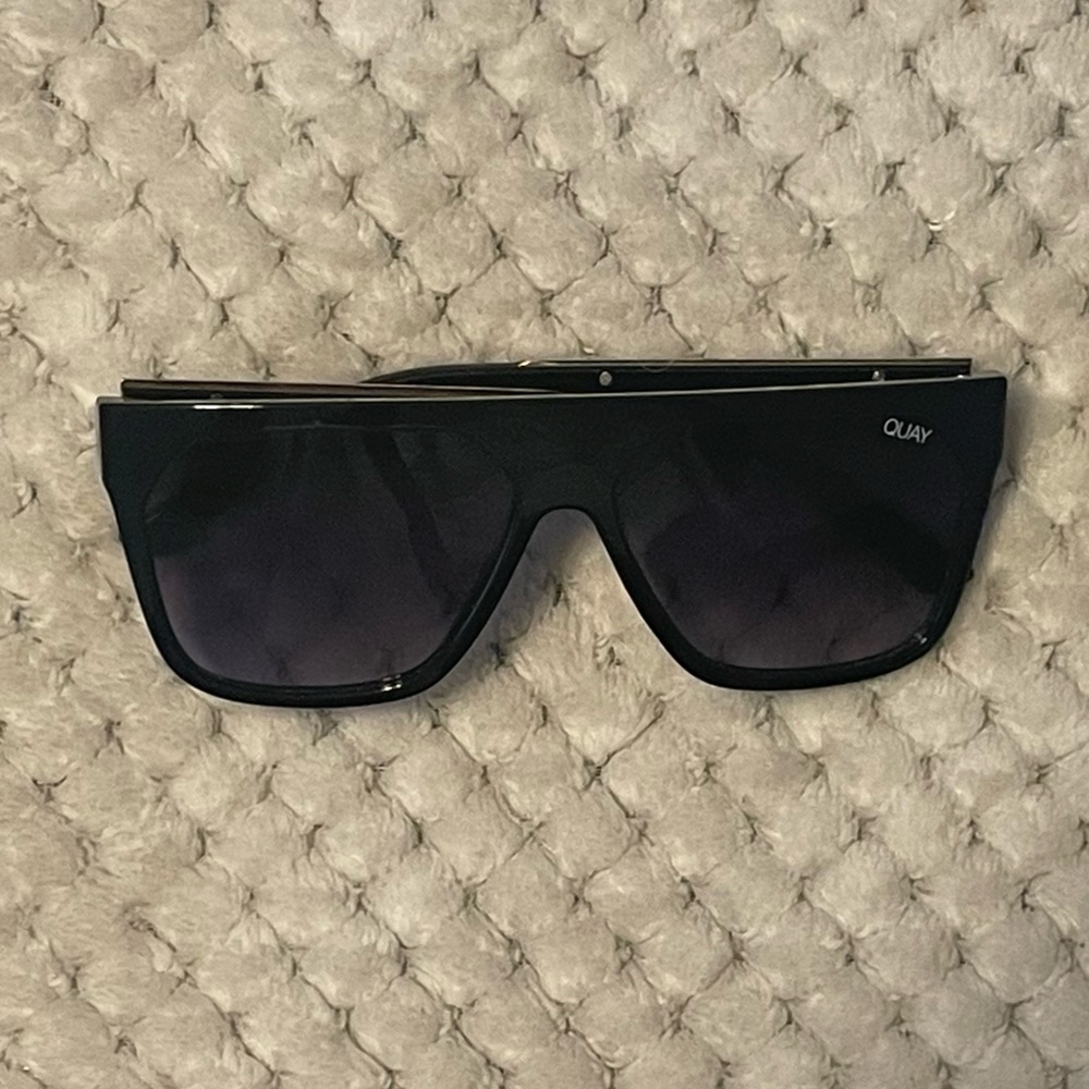 Quay Austraila Sunglasses. Style Very Busy Black
